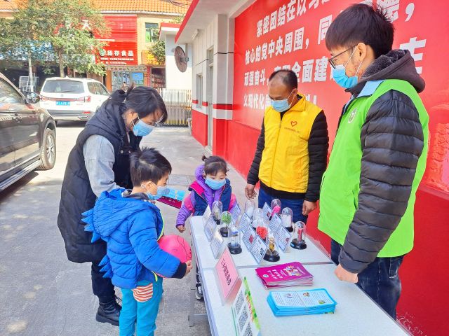圩仔居民在宣傳攤位前駐足觀看、了解仿真毒品.jpg